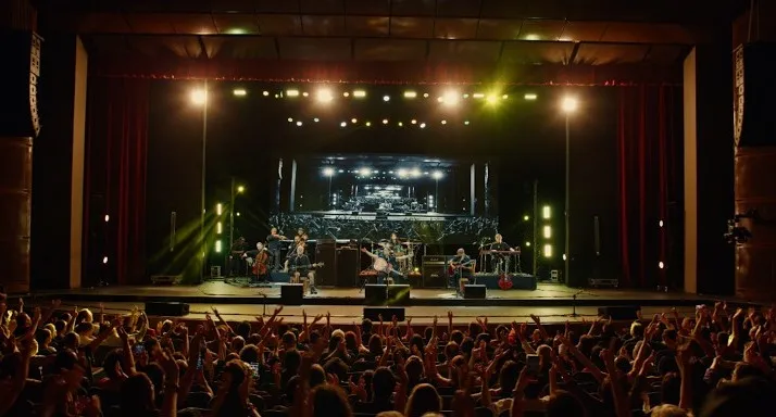 Tianastácia no palco do Grande Teatro do Palácio das Artes, com violões e cordas, diante da plateia de braços erguidos no show acústico de 30 anos