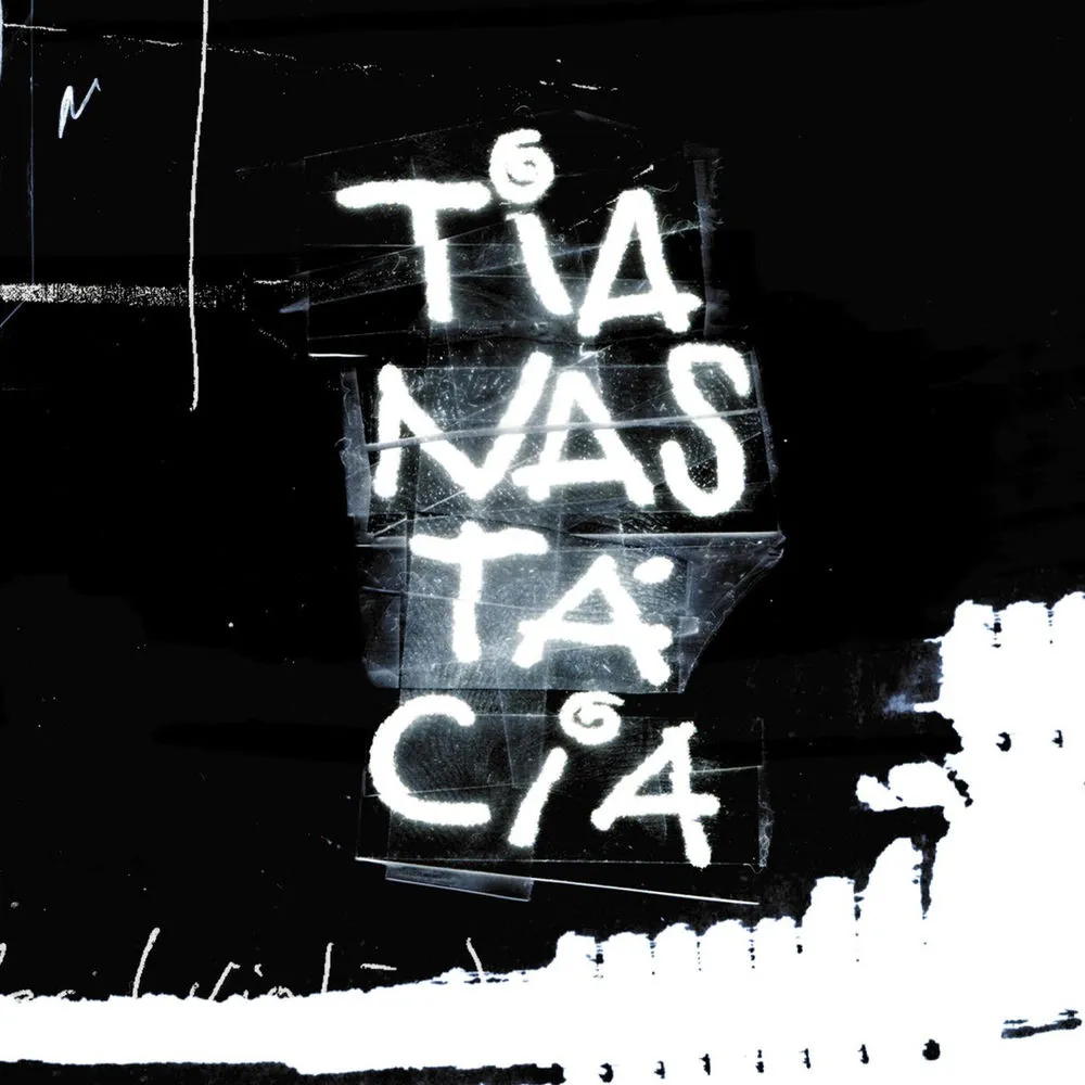 Capa do disco Tá na Boa, de 1999: o nome Tianastácia escrito em letras brancas de pichação sobre fundo preto